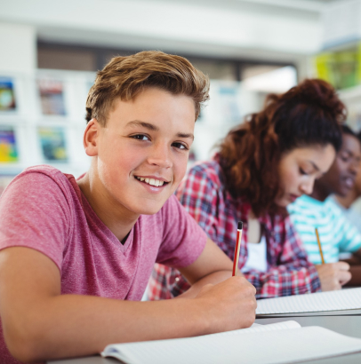 garagiste à huriel dans l'allier 03 entrain de configurez le véhicule de sa cliente